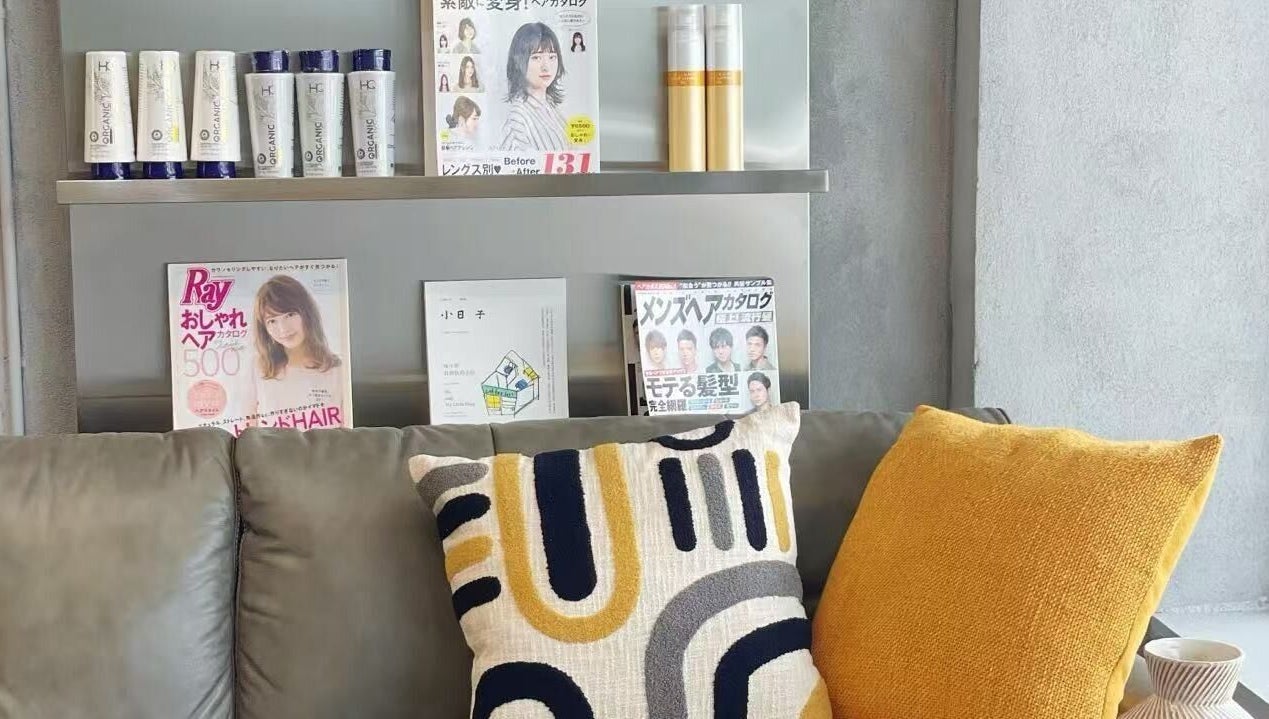 BF Colour Hair Studio 位于墨尔本维多利亚，展现现代舒适等候区，充满时尚杂志。