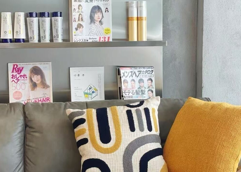 BF Colour Hair Studio 位于墨尔本维多利亚，展现现代舒适等候区，充满时尚杂志。