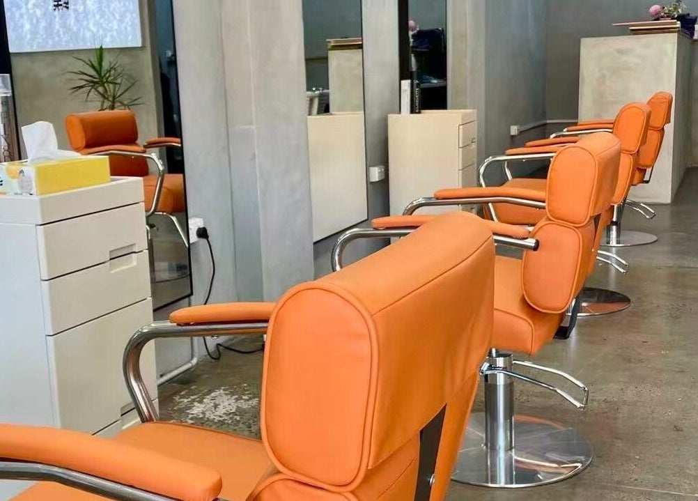 BF Colour Hair Studio的现代橙色座椅及装潢，位于墨尔本维多利亚。