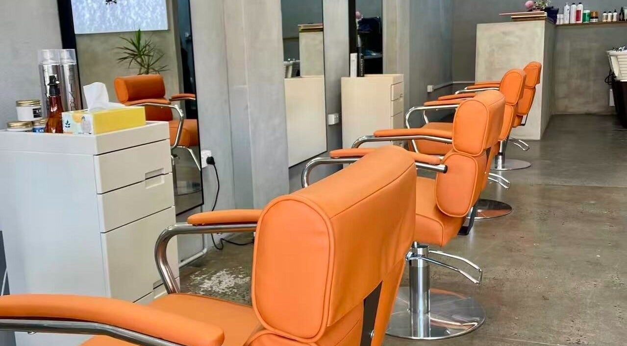 BF Colour Hair Studio的现代橙色座椅及装潢，位于墨尔本维多利亚。