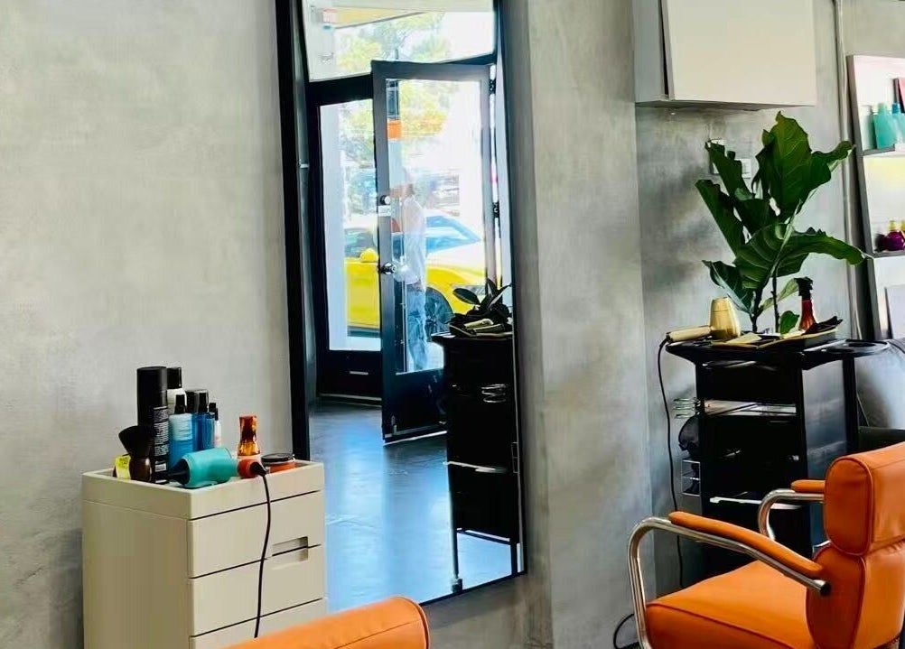 BF Colour Hair Studio 位于墨尔本维多利亚的现代发廊内饰，设计时尚舒适。