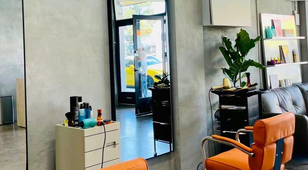 BF Colour Hair Studio 位于墨尔本维多利亚的现代发廊内饰，设计时尚舒适。