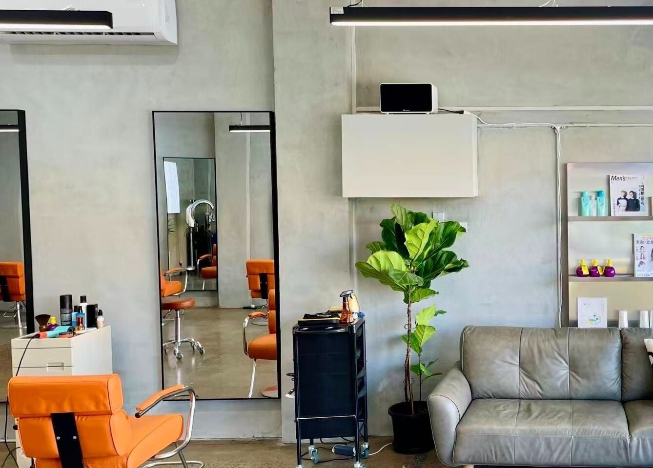 BF Colour Hair Studio位于Melbourne, Victoria, AU的时尚美发区内景。