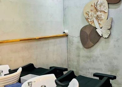 BF Colour Hair Studio的洗发区，位于墨尔本，维多利亚，AU，墙上装饰艺术独特。