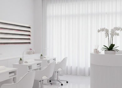 Salón de belleza Johana Solorzano en Pereira, Risaralda. Espacio moderno y luminoso con decoración elegante.