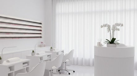 Salón de belleza Johana Solorzano en Pereira, Risaralda. Espacio moderno y luminoso con decoración elegante.