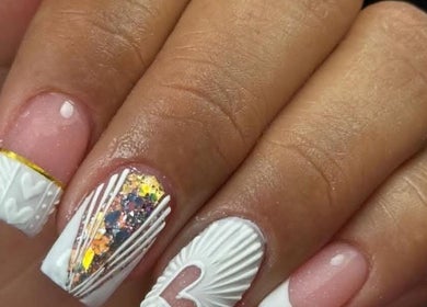 Diseño de uñas decoradas en Johana Solorzano, Pereira, Risaralda, CO. Estilo elegante y creativo.