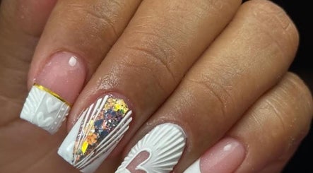 Diseño de uñas decoradas en Johana Solorzano, Pereira, Risaralda, CO. Estilo elegante y creativo.