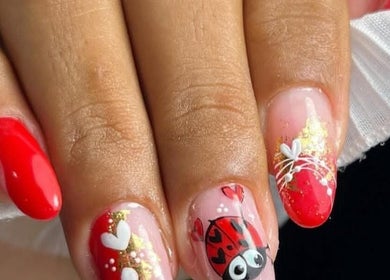 Diseño de uñas decoradas con mariquita en Johana solorzano, Pereira, Risaralda, CO.
