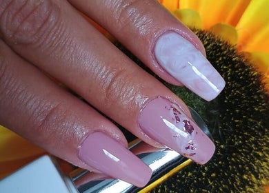 Manicura sofisticada en Johana Solorzano, Pereira, Risaralda, CO, con diseño sobre flor de girasol.