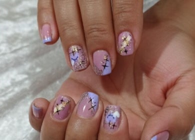 Diseño de uñas artísticas en Johana solorzano, Pereira, Risaralda, CO. Esmalte rosa con detalles dorados.