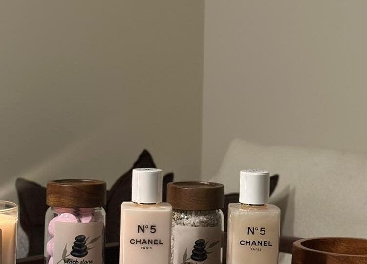 زجاجات عطر بجانب شمعة في بلاك ستون سبا - الرياض، عنوان: الرياض، مقاطعة الرياض، السعودية.