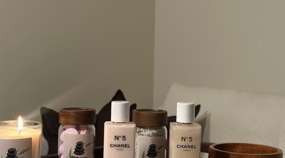 زجاجات عطر بجانب شمعة في بلاك ستون سبا - الرياض، عنوان: الرياض، مقاطعة الرياض، السعودية.