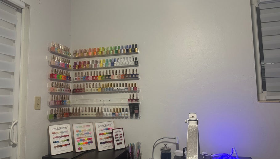 Estante de esmaltes en Nails by Mel, Miami, Florida, US, mostrando una amplia gama de colores vibrantes.