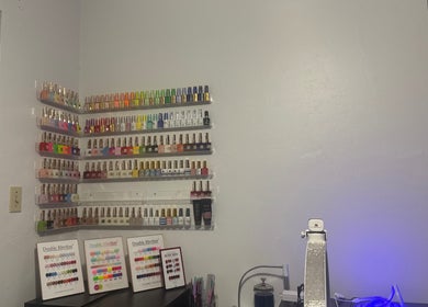Estante de esmaltes en Nails by Mel, Miami, Florida, US, mostrando una amplia gama de colores vibrantes.