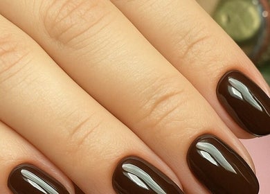 Elegantes uñas marrón oscuro en Nails by Mel, Miami, Florida, US.