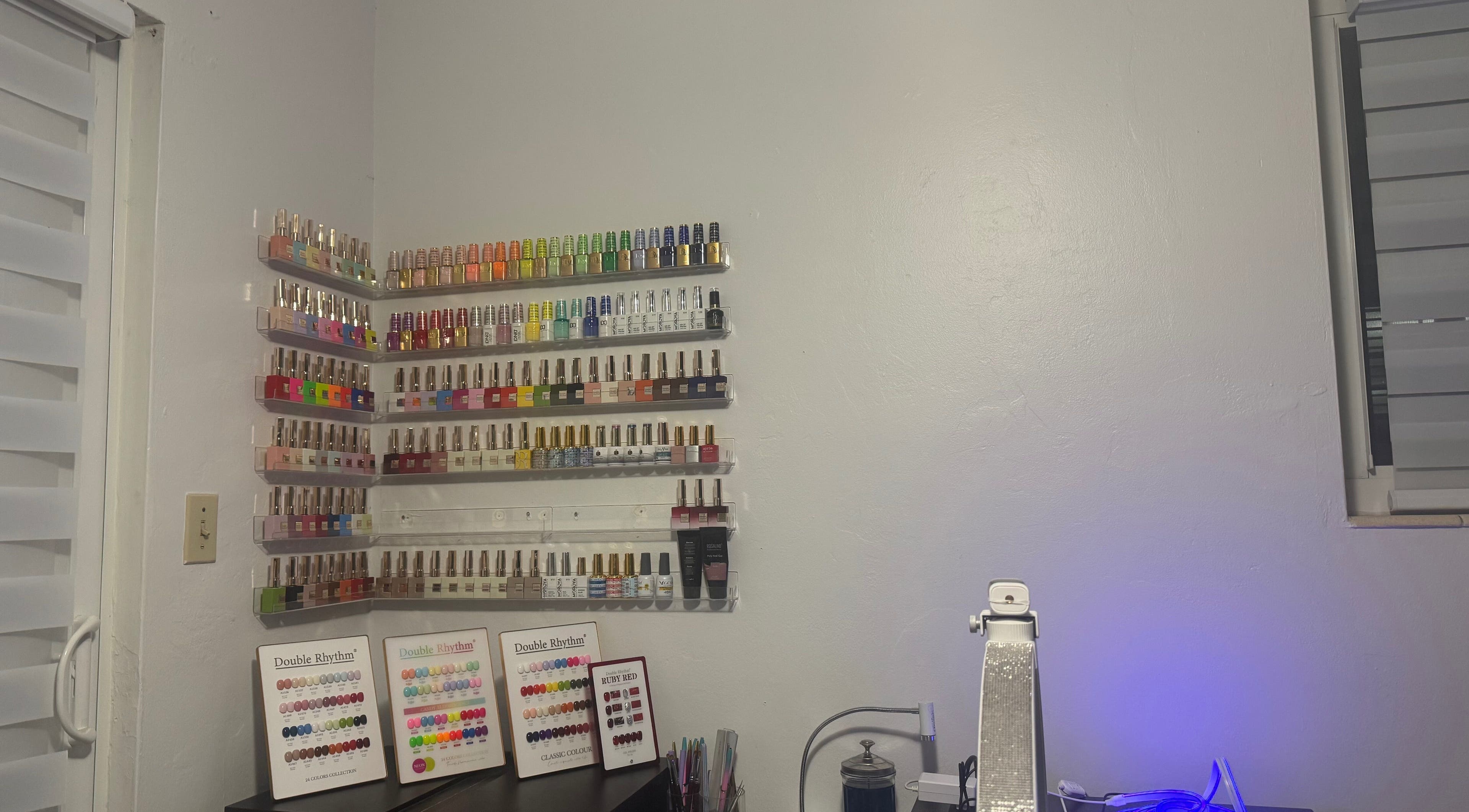 Variedad de esmaltes en Nails by Mel, Miami, Florida, US. Decoración vibrante para uñas.