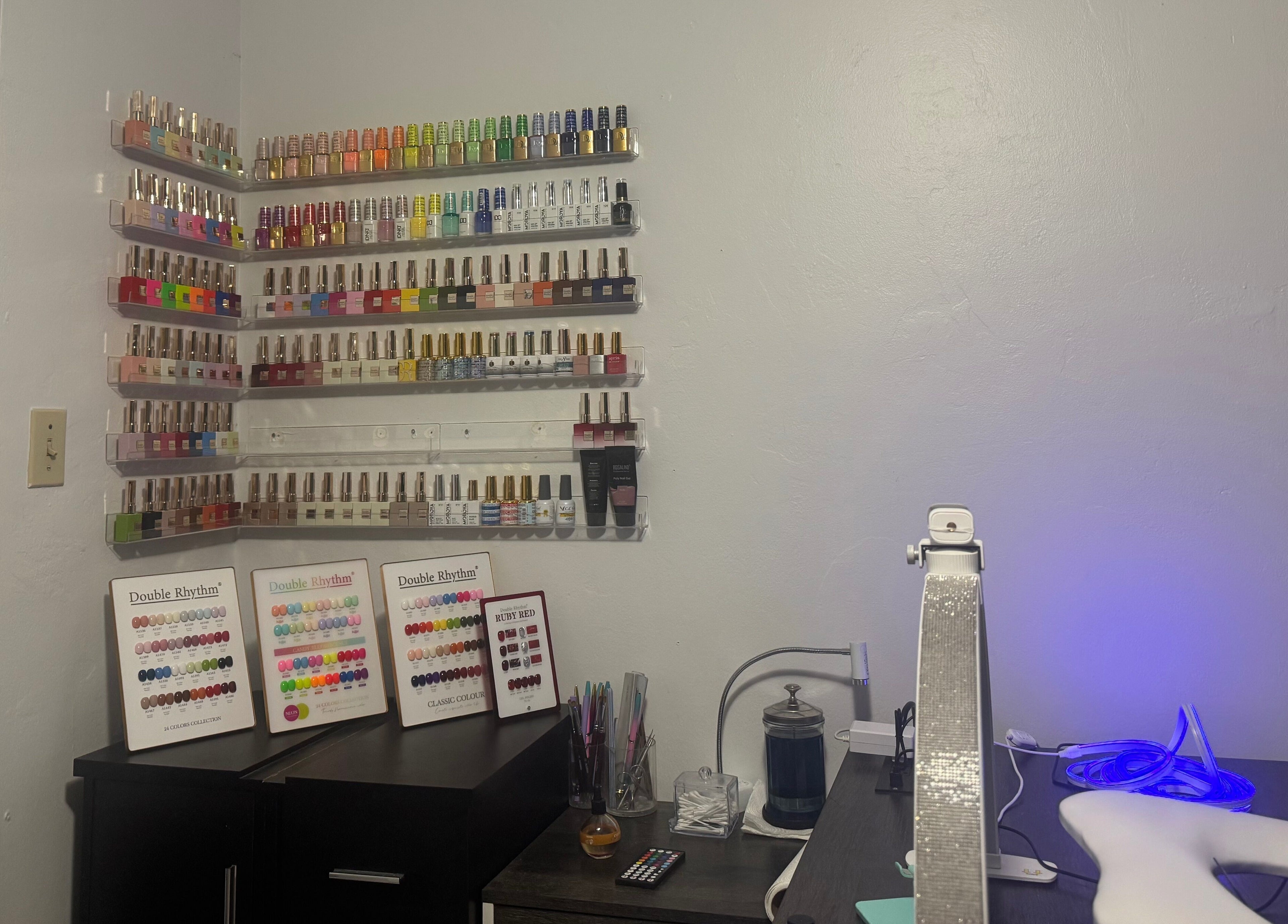 Variedad de esmaltes en Nails by Mel, Miami, Florida, US.