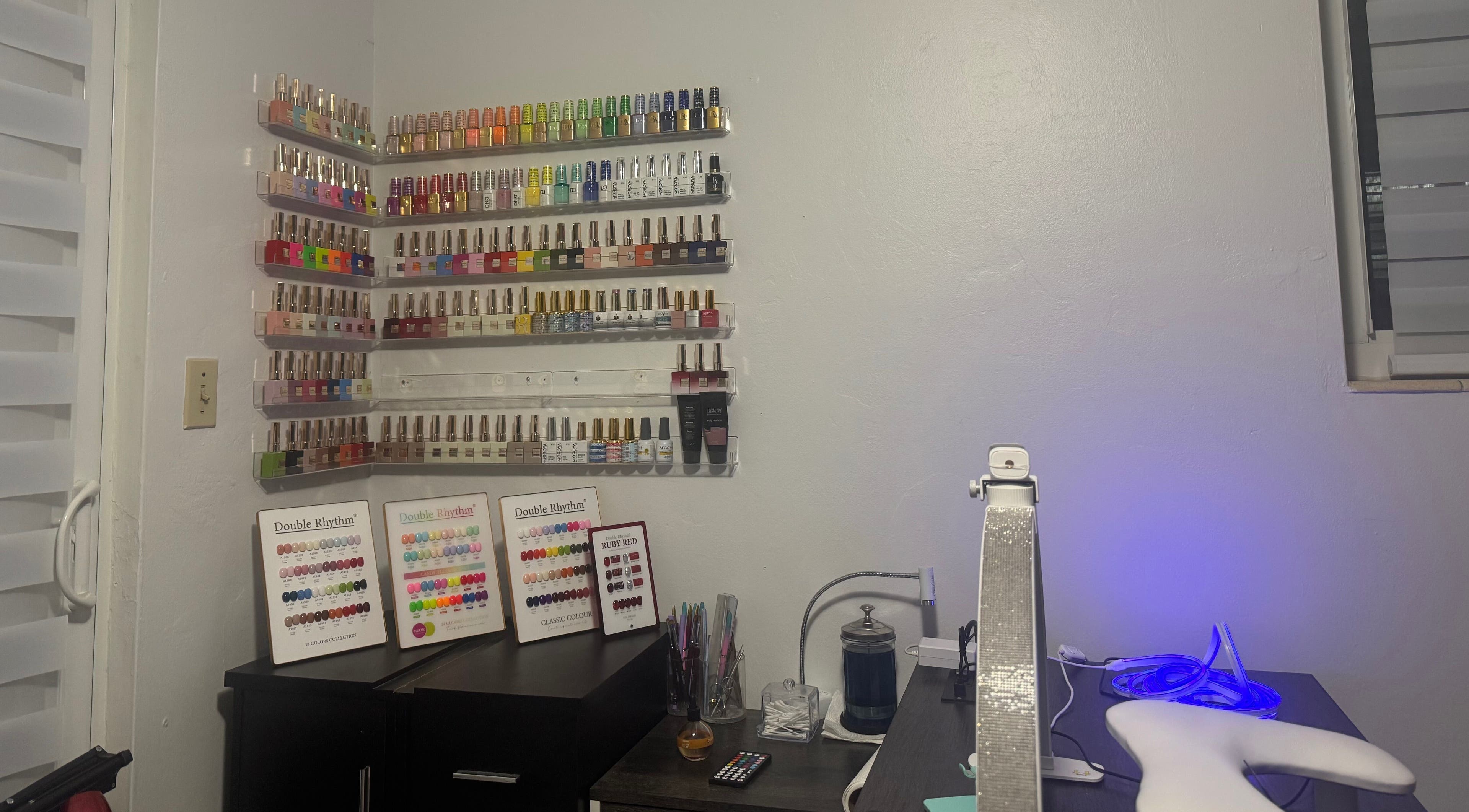 Variedad de esmaltes en Nails by Mel, Miami, Florida, US.