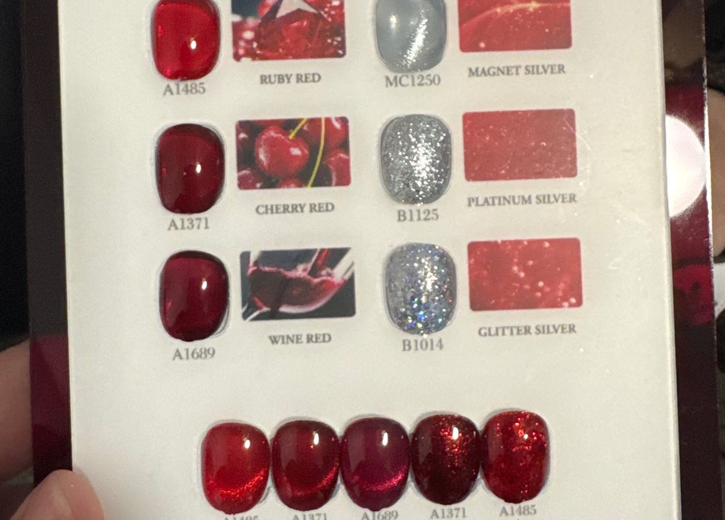 Muestra de esmaltes en tonos rojos y plateados en Nails by Mel, Miami, Florida, US.