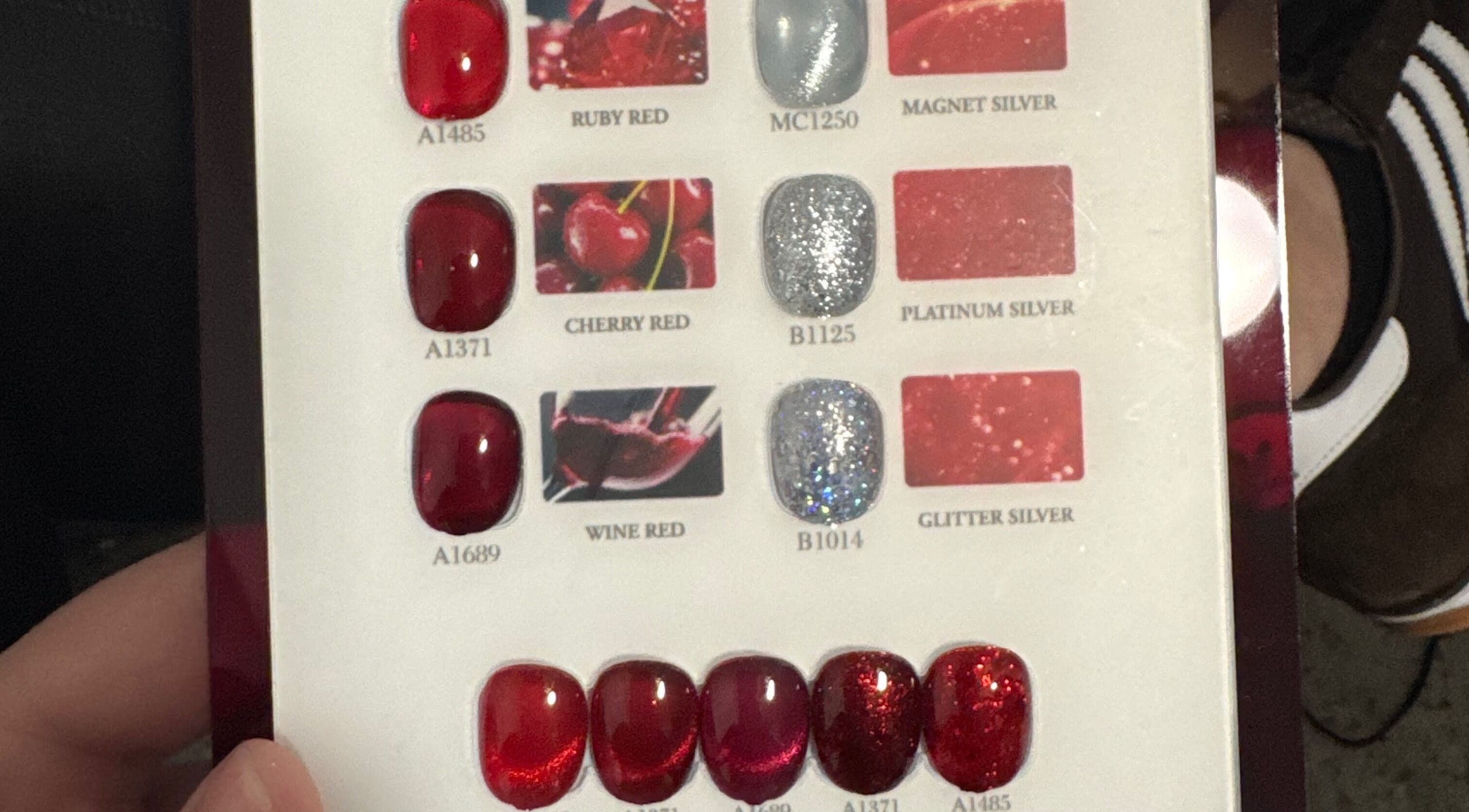 Muestra de esmaltes en tonos rojos y plateados en Nails by Mel, Miami, Florida, US.