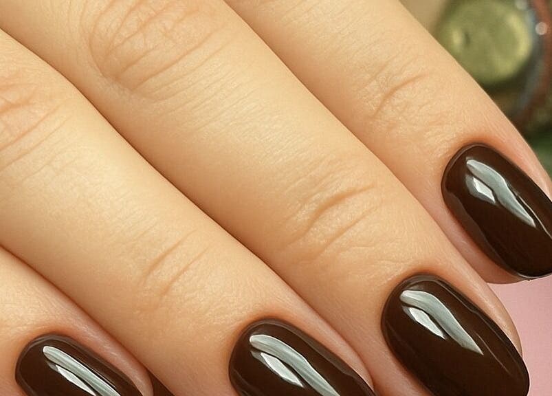 Manicura en Nails by Mel con esmalte marrón brillante. Ubicado en Miami, Florida, US.