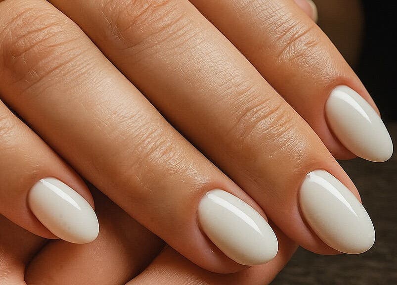 Manicura impecable en Nails by Mel, Miami, Florida, US. Uñas blancas y brillantes en primer plano.