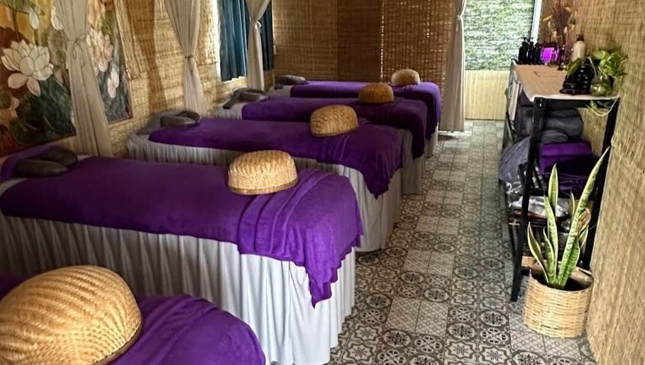 Phòng massage sang trọng tại Coco Spa, Thành Phố Phú Quốc, Kiên Giang, VN với giường tím thanh lịch.