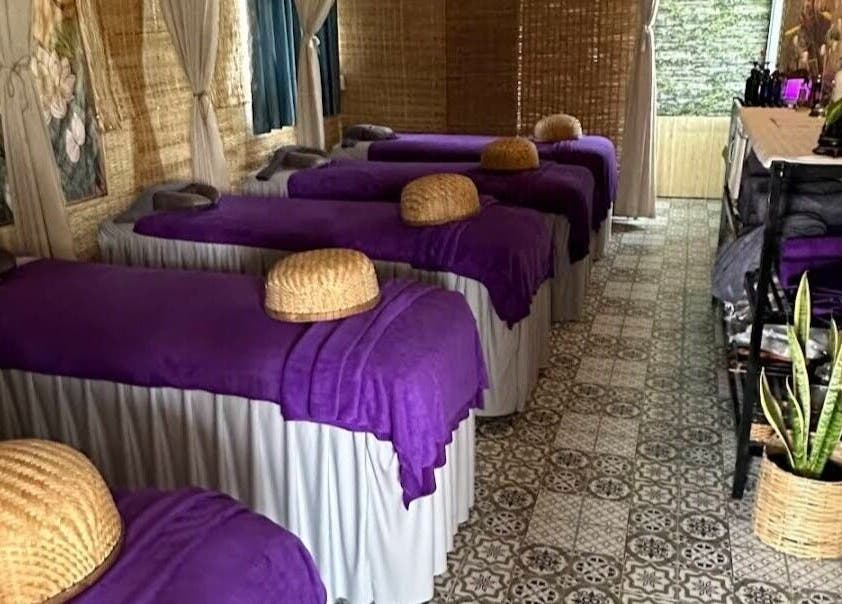 Phòng massage sang trọng tại Coco Spa, Thành Phố Phú Quốc, Kiên Giang, VN với giường tím thanh lịch.