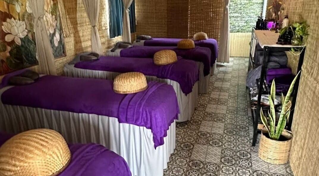Phòng massage sang trọng tại Coco Spa, Thành Phố Phú Quốc, Kiên Giang, VN với giường tím thanh lịch.