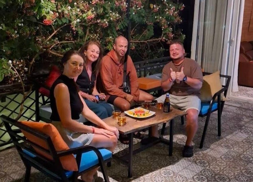 Khách thư giãn tại Coco Spa, Thành Phố Phú Quốc, Kiên Giang, VN, thư thái trong không gian ngoài trời tươi mát.