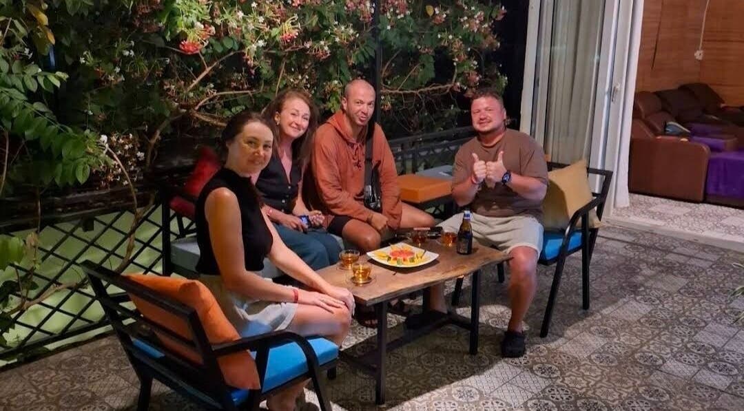 Khách thư giãn tại Coco Spa, Thành Phố Phú Quốc, Kiên Giang, VN, thư thái trong không gian ngoài trời tươi mát.