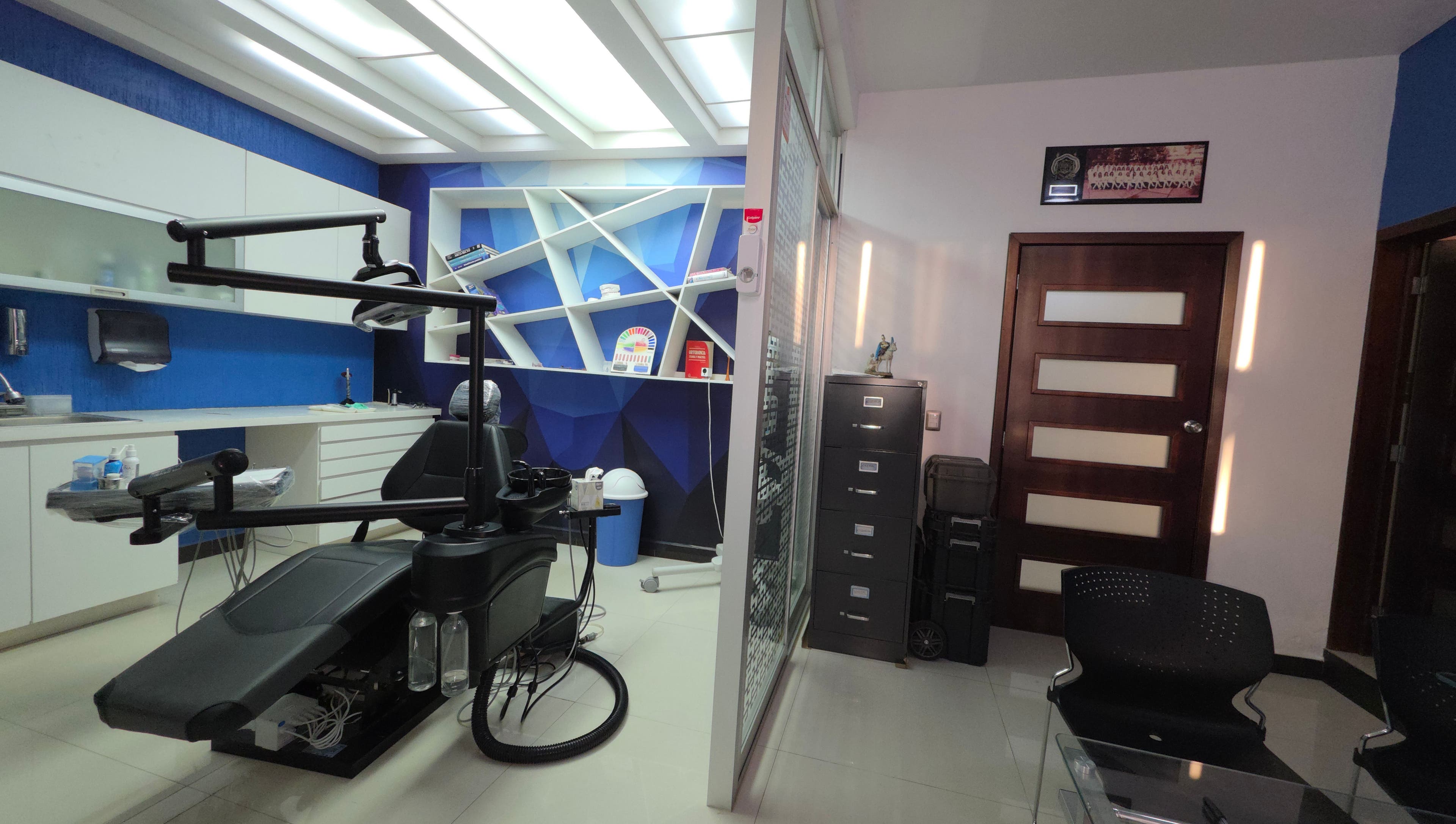 Interior moderno de EDUARDO ESCOBAR ORTODONCIA en Los Reyes De Salgado, Michoacán, MX.