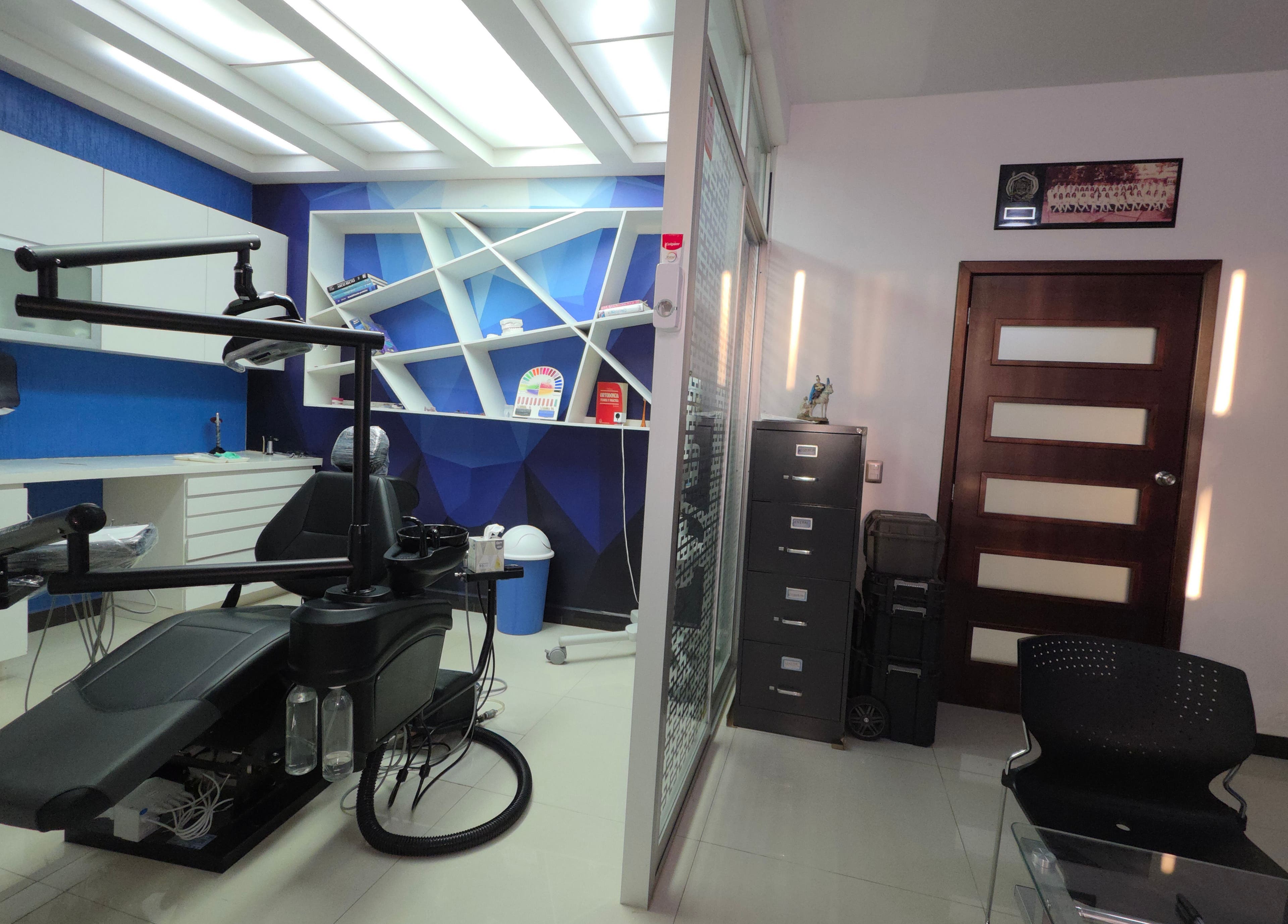 Interior moderno de EDUARDO ESCOBAR ORTODONCIA en Los Reyes De Salgado, Michoacán, MX.