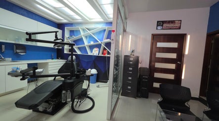 Interior moderno de EDUARDO ESCOBAR ORTODONCIA en Los Reyes De Salgado, Michoacán, MX.