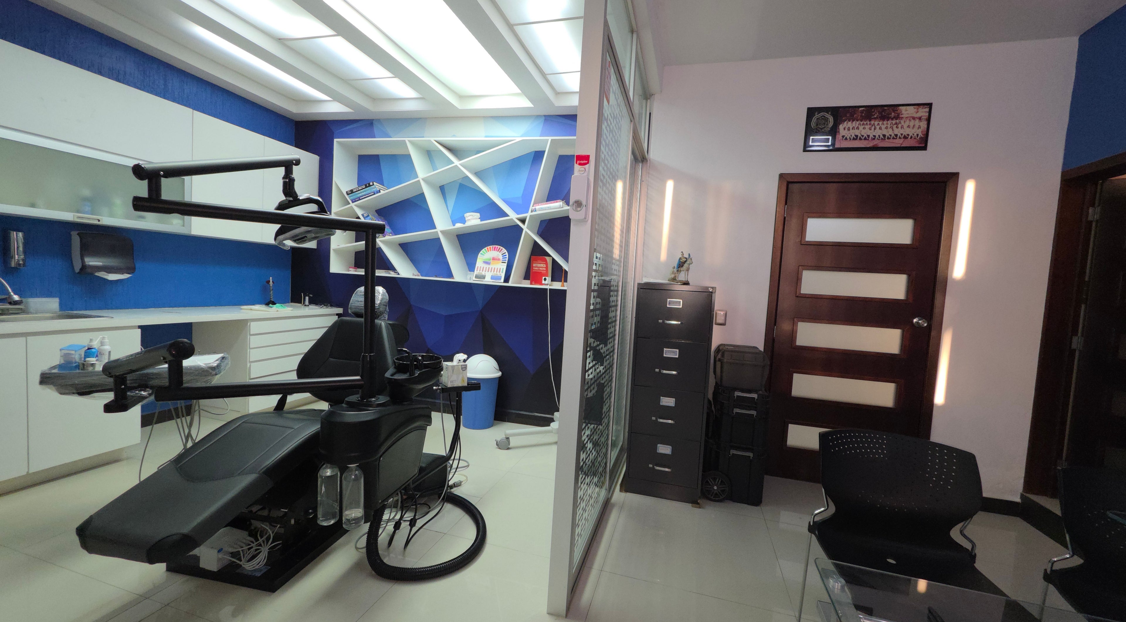 Interior moderno de EDUARDO ESCOBAR ORTODONCIA en Los Reyes De Salgado, Michoacán, MX.