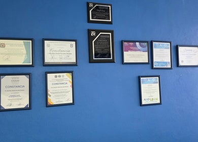 Pared de certificados de EDUARDO ESCOBAR ORTODONCIA en Los Reyes De Salgado, Michoacán, MX, mostrando logros profesionales.