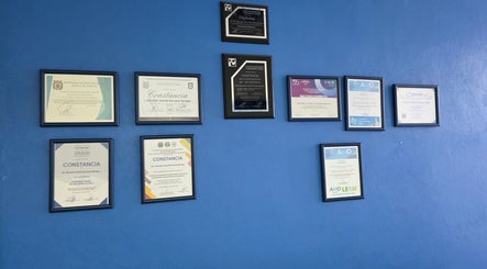 Pared de certificados de EDUARDO ESCOBAR ORTODONCIA en Los Reyes De Salgado, Michoacán, MX, mostrando logros profesionales.
