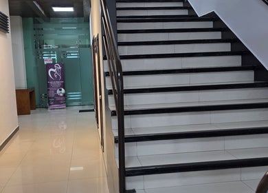 Entrada moderna de EDUARDO ESCOBAR ORTODONCIA en Los Reyes De Salgado, Michoacán, MX.