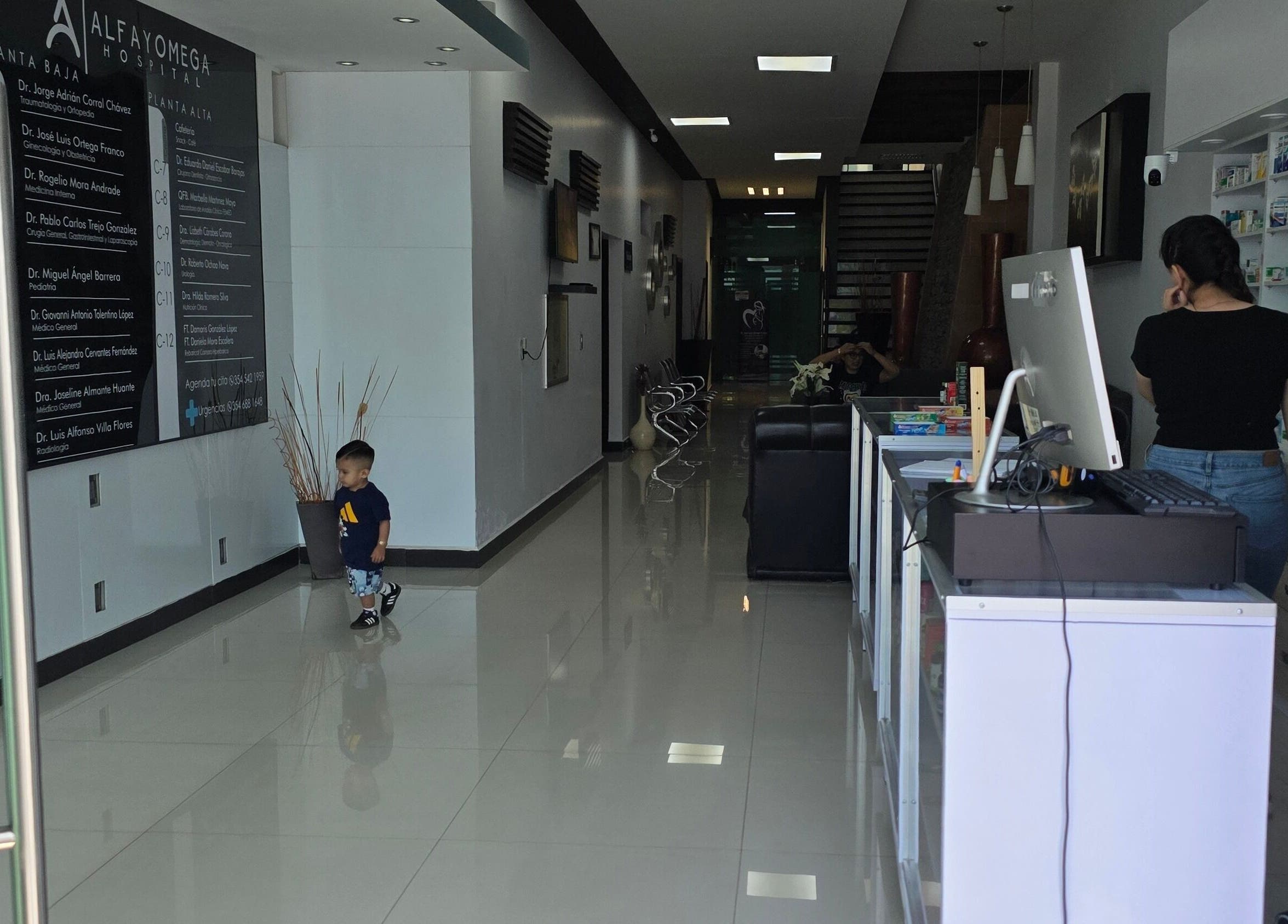 Recepción en EDUARDO ESCOBAR ORTODONCIA, Los Reyes De Salgado, Michoacán, MX, con personal y paciente.