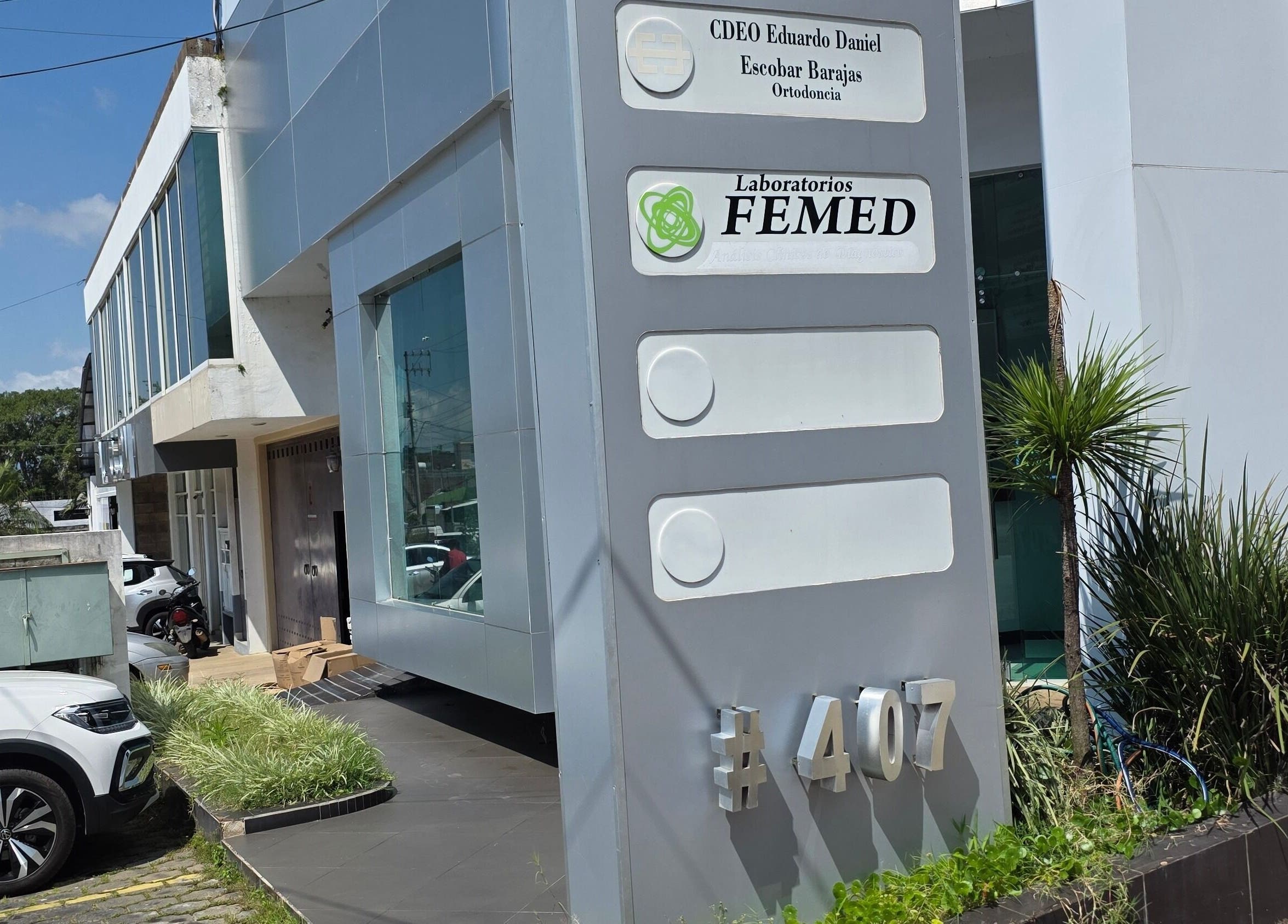 Fachada de EDUARDO ESCOBAR ORTODONCIA en Los Reyes De Salgado, Michoacán, MX en un día soleado.