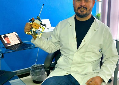 Especialista en EDUARDO ESCOBAR ORTODONCIA mostrando equipo en Los Reyes De Salgado, Michoacán, MX.