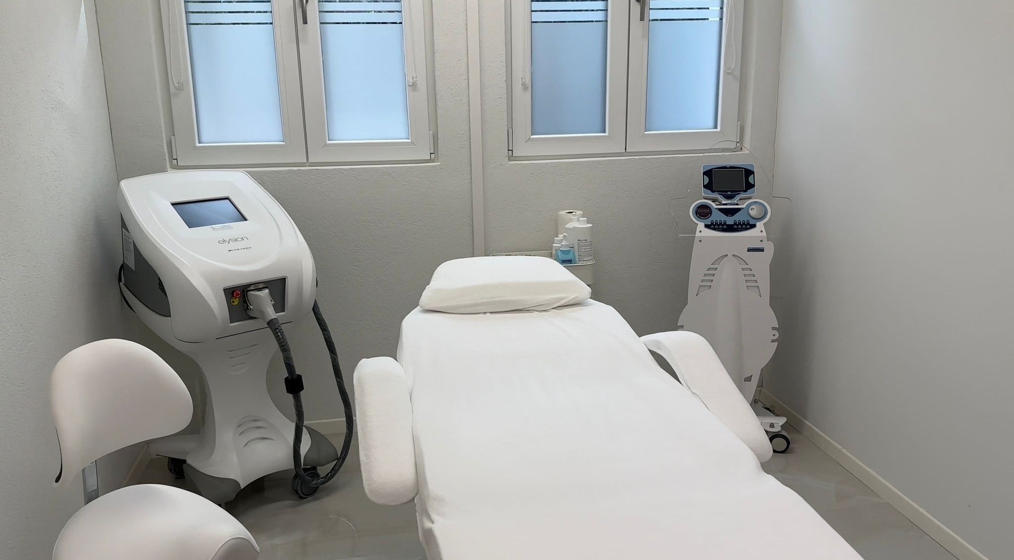 Moderner Behandlungsraum bei LUXERIA Beauty in Uster, Zürich, CH mit fortschrittlicher Technologie.