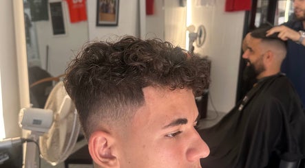 Curly fade hairstyle professionally styled at Cutzbycunha in São Domingos De Rana, Lisboa, PT.
