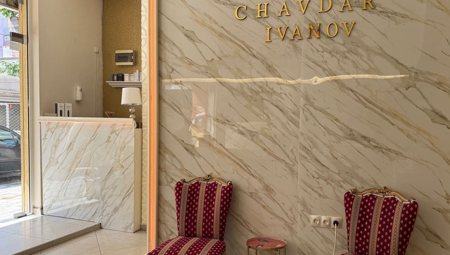 Елегантен вход на Beauty Club by Chavdar Ivanov във Варна, Варна, BG с мраморни стени и кресла.