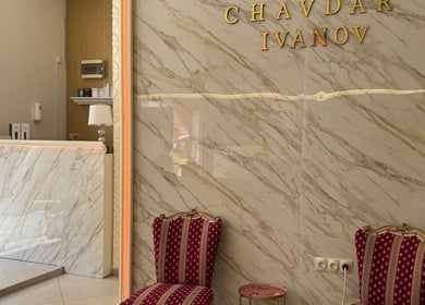 Елегантен вход на Beauty Club by Chavdar Ivanov във Варна, Варна, BG с мраморни стени и кресла.