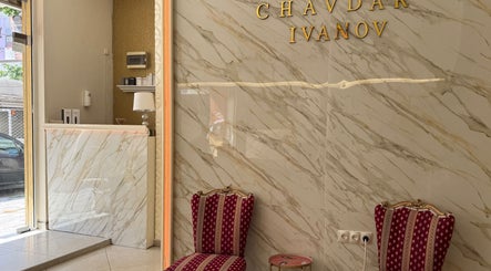 Елегантен вход на Beauty Club by Chavdar Ivanov във Варна, Варна, BG с мраморни стени и кресла.