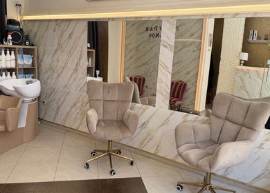 Луксозен интериор в Beauty Club by Chavdar Ivanov, Варна, Варна, BG с модерни кресла и огледала.