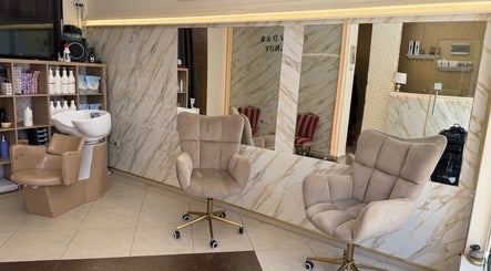 Луксозен интериор в Beauty Club by Chavdar Ivanov, Варна, Варна, BG с модерни кресла и огледала.