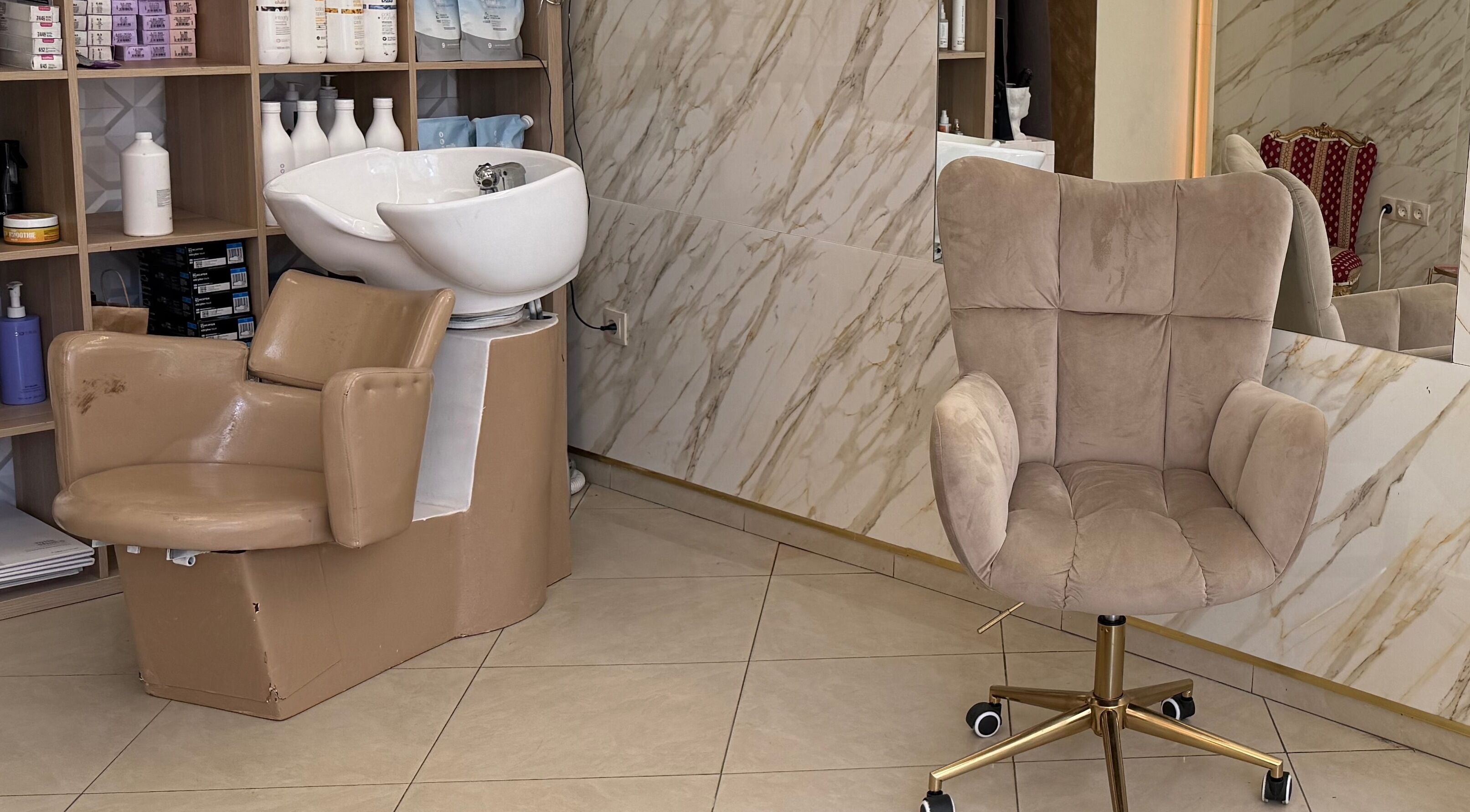 Релакс зона в Beauty Club by Chavdar Ivanov, Варна, Варна, BG с комфортни столове и мивка.